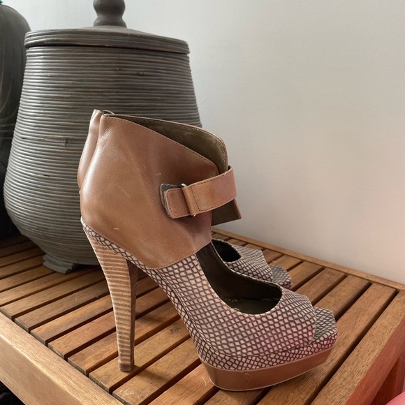 Beautiful BCBG Max Azria taupe sandals. - Picture 3 of 3